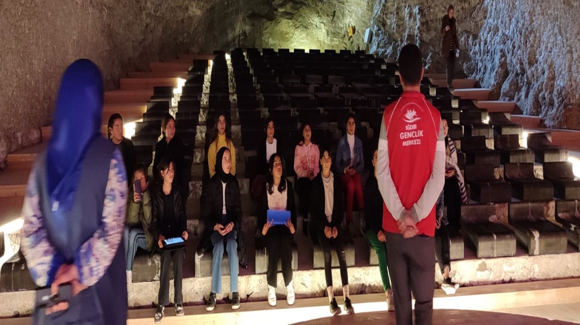 Iğdır Gençlik Merkezi tarafından düzenlenen etkinlikler kapsamında öğrencilerimiz Tuzluca Tuz Mağarasına geziye götürüldü.
